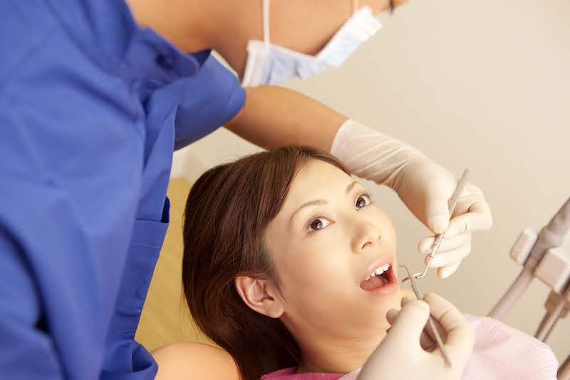 歯科医師と女性